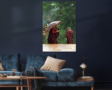 Monniken overvallen door regenbui van Affect Fotografie