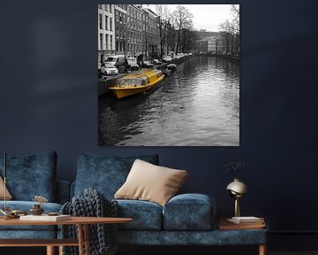 Gelbes Kanalboot in den Amsterdamer Grachten von Sander Jacobs
