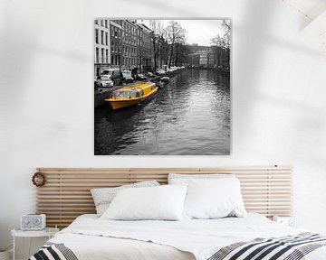 Gelbes Kanalboot in den Amsterdamer Grachten