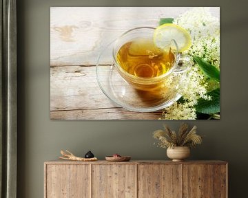 Thé de fleurs de sureau avec du citron et quelques fleurs sur une table en bois rustique, remède nat sur Maren Winter