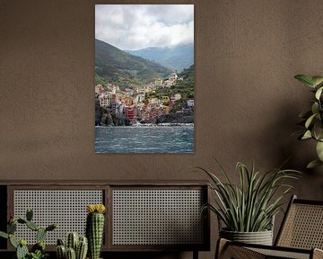 Cinque Terre, Riomaggiore, un ancien village avec des maisons colorées dans les montagnes sur la côt sur Maren Winter