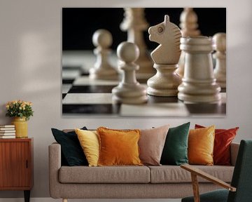 Witte houten schaakstukken met focus op de ridder op een schaakbord tegen een zwarte achtergrond, ko van Maren Winter