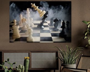 Schachdame schlägt König zwischen anderen Figuren auf dem Schachbrett, viel Rauch über der Schlacht,