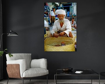 Oude man in Jemen - analoge fotografie! van Tom River Art