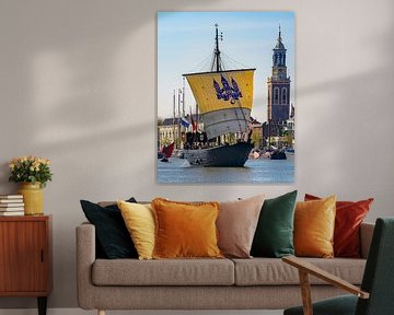 Historische Kamper Kogge zeilboot zeilt over de IJssel voor de Hanzestad Kampen