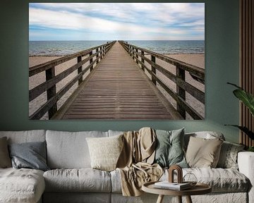 Holzsteg führt direkt über den Strand und das Meer zum Horizont, Konzept für den Weg in eine ungewis von Maren Winter