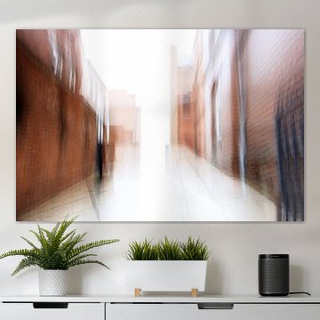 Abstracte vage doorgang in het licht tussen rode bakstenen huizen in de oude stad van Luebeck, camer