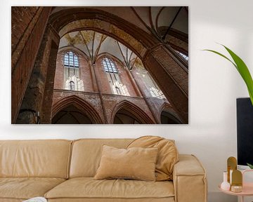 Voûte en briques avec fenêtres, arcs et piliers à l'intérieur de l'église St. Georgen dans la vieill sur Maren Winter