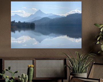 Weissensee, idyllisch meer in het stoffige ochtendlicht voor de blauwe bergen van de bavariaanse alp van Maren Winter