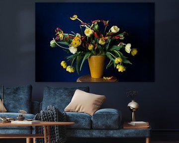 La nature morte des tulipes en bleu et jaune