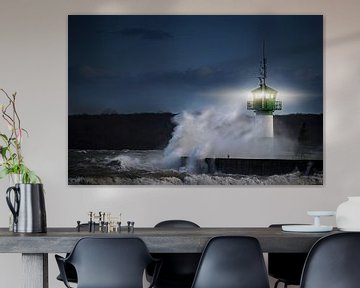 vuurtoren tijdens storm in spetterende nevel 's nachts op de Oostzee, Travemuende in de baai van Lue van Maren Winter