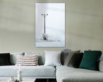 mast van een overlandkrachtlijn op een grijze mistige winterdag met rijp en sneeuw, kopieerruimte, v van Maren Winter