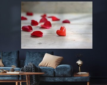 rotes Herz aus Glas und Rosenblättern auf rustikalem grauem Holzgrund, Liebeskonzept mit Kopierraum, von Maren Winter