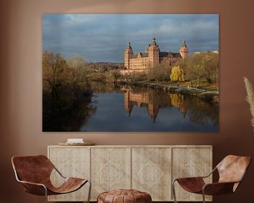 Schloss Johannisburg sur la rive du Main avec un reflet dans l'eau bleu foncé, célèbre château histo sur Maren Winter