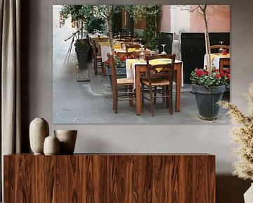 tafeldecoratie op straat vanuit een rustiek restaurant in de oude stad van de hoofdstad La Spezia, L van Maren Winter