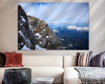 Bergkam in de Beierse Alpen onder een bewolkte hemel, Duitsland, Oostenrijk, kopieerruimte van Maren Winter