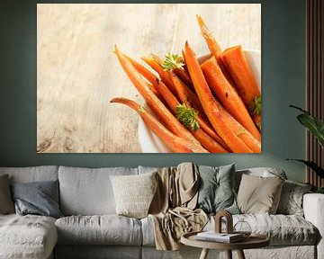 bâtonnets de carottes glacés avec garniture de persil dans un bol sur une table en bois rustique, fo sur Maren Winter