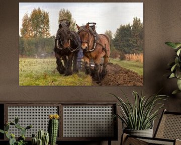 Labourage en automne avec des chevaux de trait sur Bram van Broekhoven
