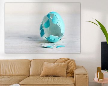 œuf de Pâques vide cassé en turquoise sur un fond de bois peint en blanc, concept pour les tradition sur Maren Winter