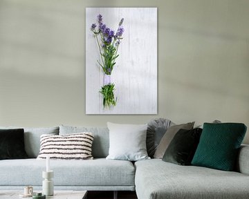 bosje bloeiende lavendeltakken op een wit geschilderde houten achtergrond met kopieerruimte, vertica van Maren Winter