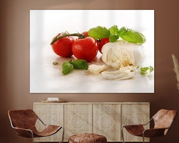 Italiaanse caprese, mozzarella, tomaten en basilicumkruid op een licht marmeren bord, kopieerruimte, van Maren Winter