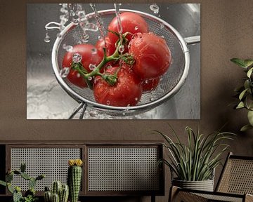 des tomates fraîches dans un broyeur en métal parmi de nombreuses gouttes d'eau, en lavant et en pré sur Maren Winter