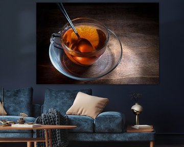 schwarzer Tee frisch gebrüht in einer Glastasse und einem Löffel auf einem dunklen, rustikalen Holzt von Maren Winter