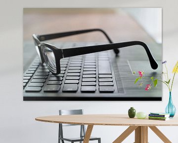 Glazen op een toetsenbord van Heiko Kueverling
