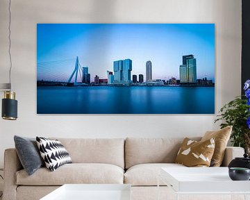 La ligne d'horizon de Rotterdam à l'heure bleue sur Arthur Scheltes