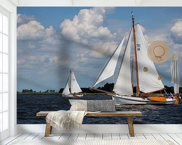 Historische zeilboten onder een typisch Hollandse lucht op het Heegermeer in Friesland van Arthur Scheltes