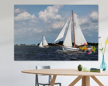 Historische Segelboote unter einem typisch niederländischen Himmel auf dem Heegermeer in Friesland von Arthur Scheltes