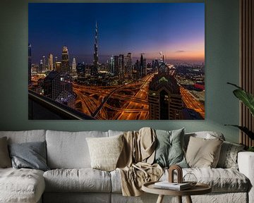 Zicht op downtown Dubai in blauwe uurtje van Arno Lambregtse