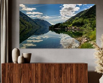 Reflecties aan de Hardangerfjord, Noorwegen