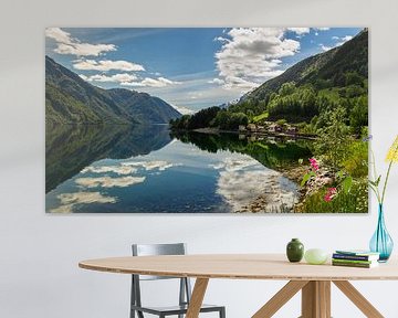 Reflecties aan de Hardangerfjord, Noorwegen van Adelheid Smitt