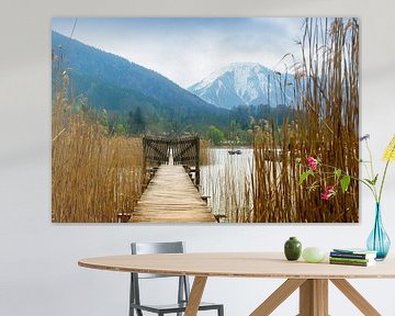 Holzsteg mit Tor im Tegernsee, schneebedeckte Berge im Hintergrund, Landschaft im berühmten Fremdenv