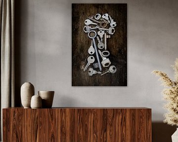 Verschiedene alte Schlüssel in Form eines Schlüssellochs auf einem dunklen, rustikalen Holzbrett, ve von Maren Winter
