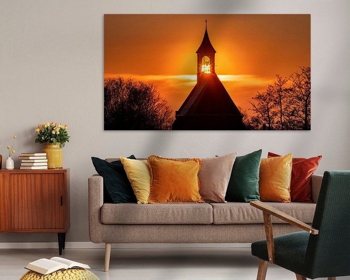 Sfeerimpressie: Zonsondergang door het kerkje van Hoedekenskerke van Fotografie in Zeeland