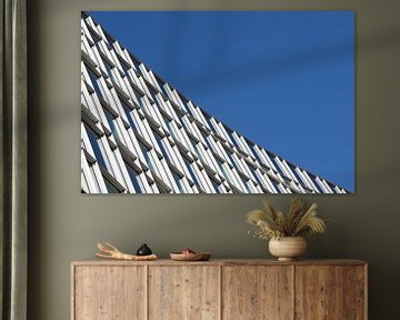 moderne Architektur, Fensterfassade des städtischen Gebäudes diagonal gegen den blauen Himmel mit Ko