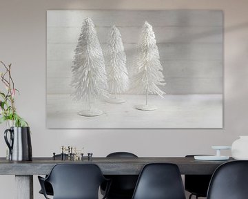 drei weiße Drahtweihnachtsbäume vor einem rustikalen weißen Holzhintergrund mit Kopierraum, ausge