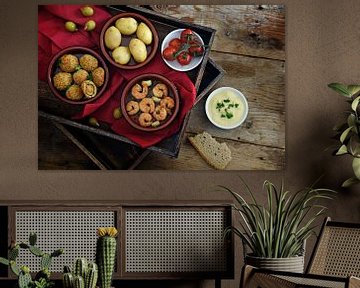 spaanse tapas als feestelijke voorgerechten, gebakken olijven, garnalen, aardappelen, tomaat en knof van Maren Winter