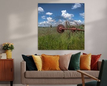 Graslandschap in Gaasterland, Friesland,  met hooischudder op de voorgrond. van Harrie Muis