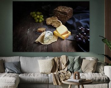repas rustique avec différents fromages, pain complet et raisins sur une table en bois sombre, espac sur Maren Winter