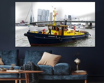De Erasmusbrug in Rotterdam met een boot van de Havendienst van Tom van Vark Photography