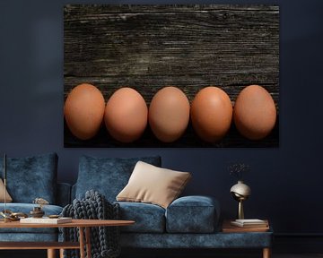 Eieren die naast elkaar op hout liggen van Ulrike Leone
