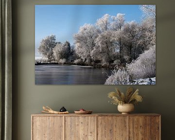 Weißer Rauhreif auf den Bäumen am Ufer eines zugefrorenen Sees, schöne ländliche Winterlandschaft un von Maren Winter