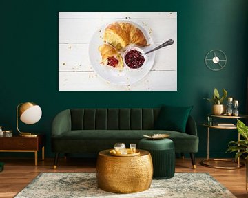 verse croissant met rode cranberryjam voor het ontbijt op een bord op een witte houten tafel, uitzic van Maren Winter