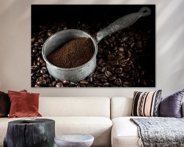 kleine metalen pot met gemalen koffie op een hoopje hele gebrande koffiebonen, donkere achtergrond,  van Maren Winter