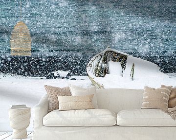 Scheepswrak op Antarctica in de sneeuw. van Ron van der Stappen