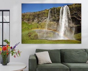 Seljalandsfoss avec un arc-en-ciel sur Elisa in Iceland