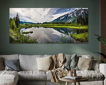 Panorama d'un lac de montagne réfléchissant, Canada